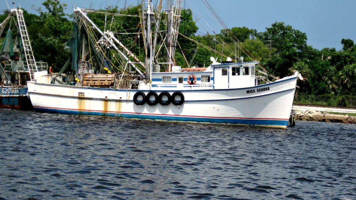 Barco camaronero amarrado en Amelia Island
