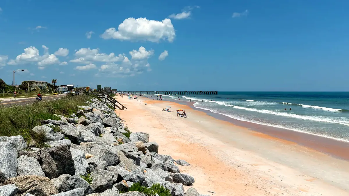 Costa de Flagler Beach mirando hacia el sur, en dirección al muelle de pesca
