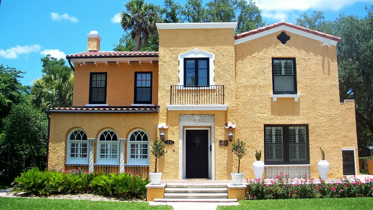 Casa de estilo mediterráneo bañada por el sol en San Jose Boulevard, la avenida que atraviesa Mandarin