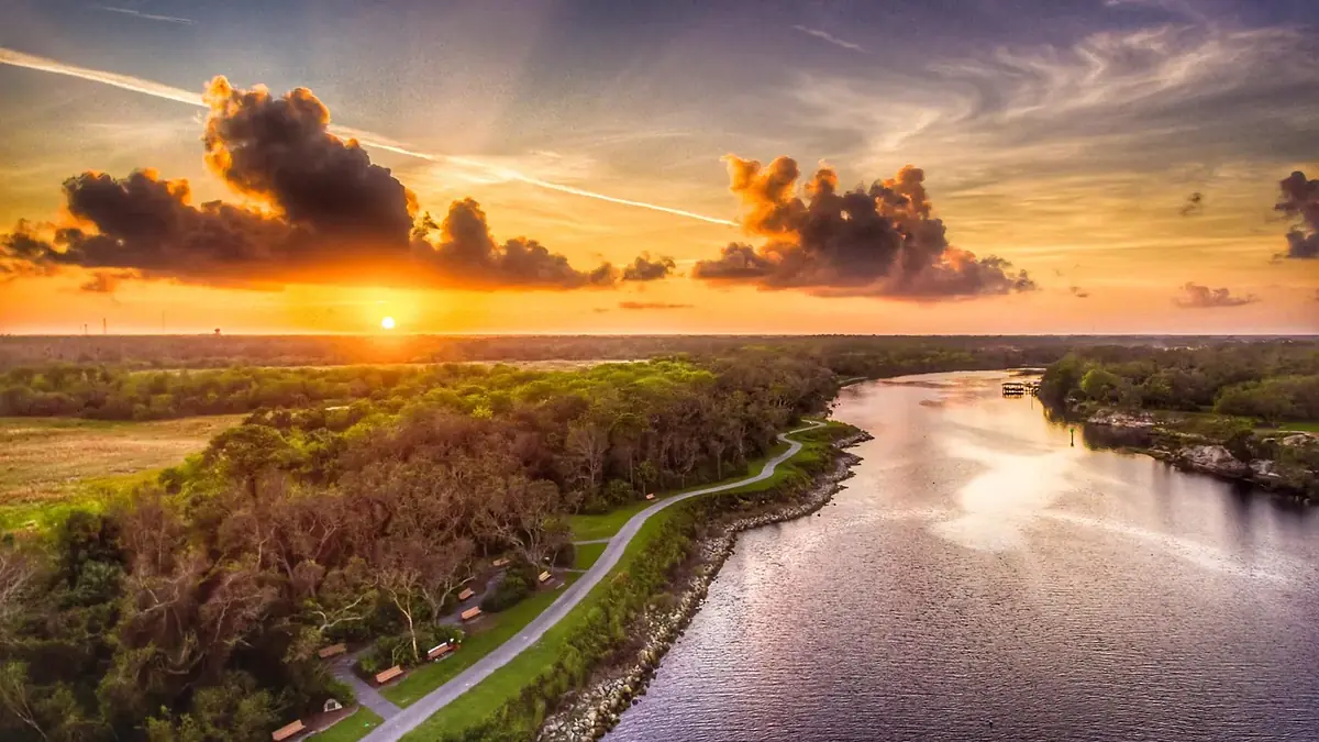 Atardecer sobre el agua y sendero junto a la costa en Palm Coast