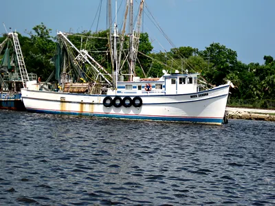 Судно для ловли креветок у причала на Amelia Island